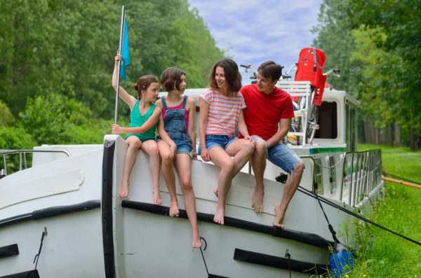 Familie auf dem Hausboot