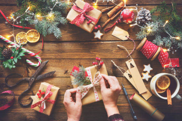 Geschenke werden weihnachtlich Verpackt - Tannenzweige schmücken den Tisch