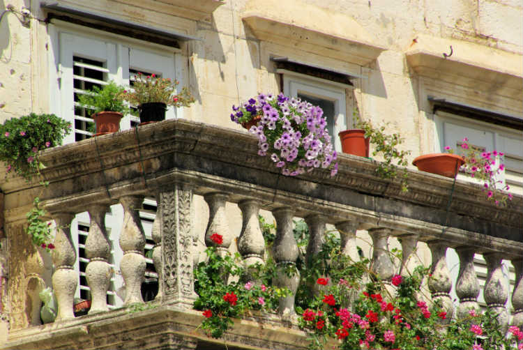 Balkon mit Blumen