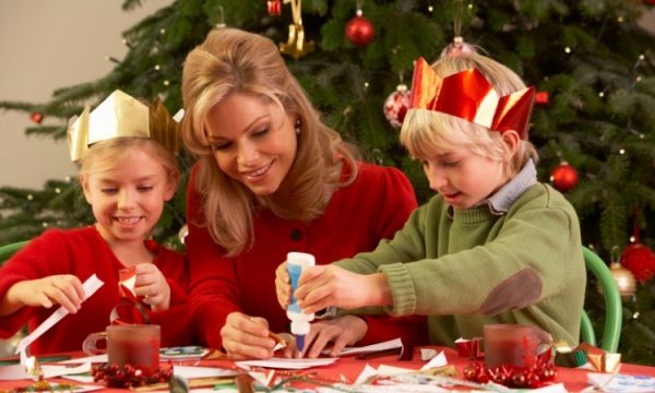 Familie bastelt gemeinsam in der Vorweihnachtszeit
