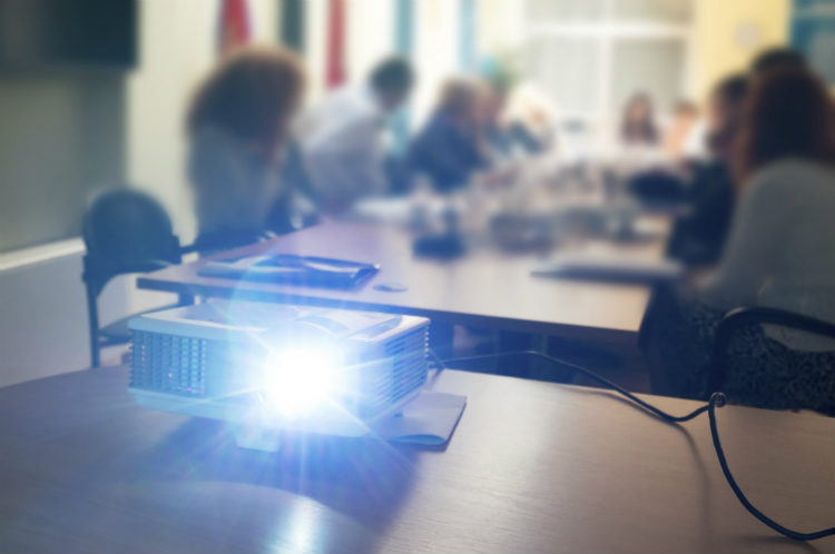 Beamer in einem Konferenzraum