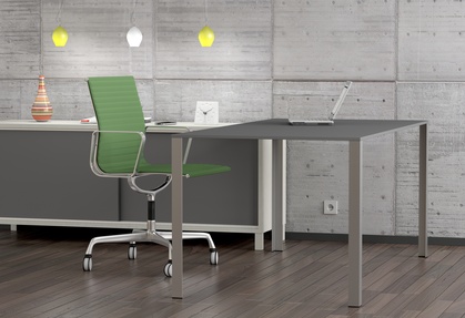 Arbeitsplatz, Schreibtisch und Stuhl