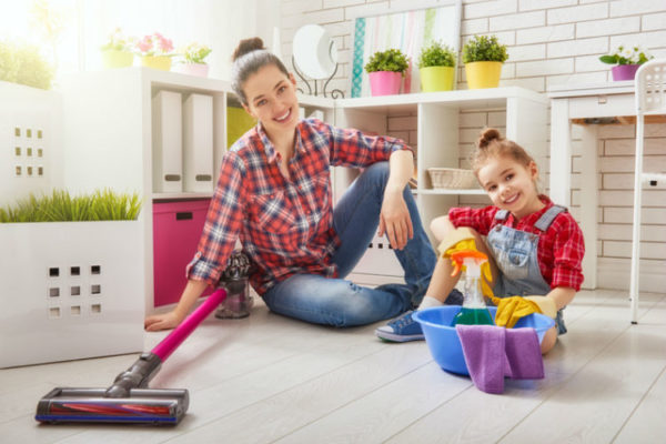 Mit Haushaltsgeräten putzen Frau und Kind gerne die Wohnung