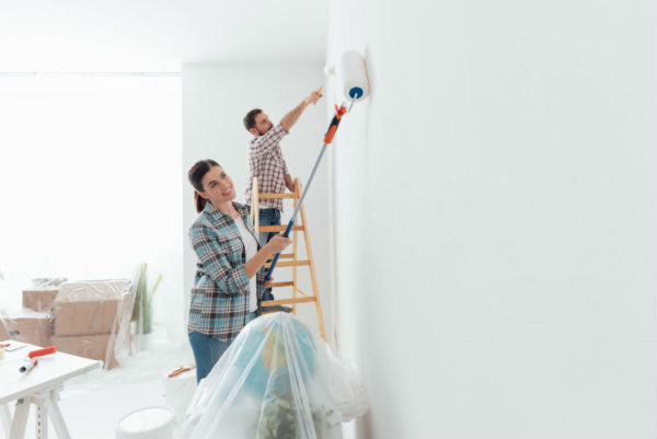 Ein Pärchen ist dabei die Wohnung selbst zu streichen