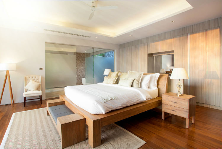 Schlafzimmer mit Massivholzmöbeln eingerichtet