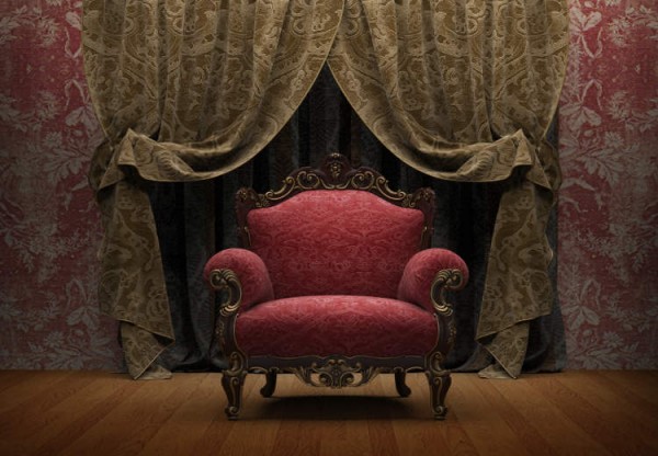 Viktorianisch eingerichtetes Zimmer mit einem viktorianischen Sessel vor Gardinen.