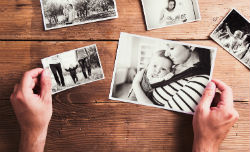 Schwarz-weiß Familienbilder auf einem Tisch