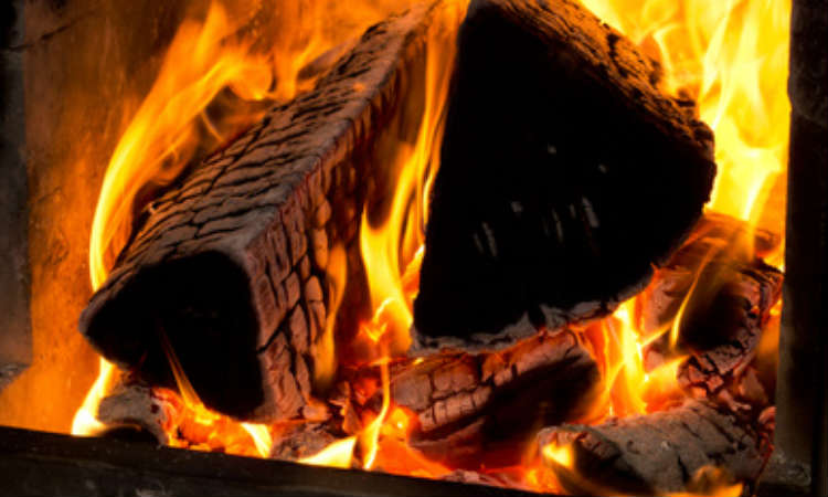 Feuerholz brennt im Kaminofen.