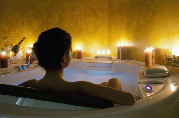 Frau entspannt in der Badewanne
