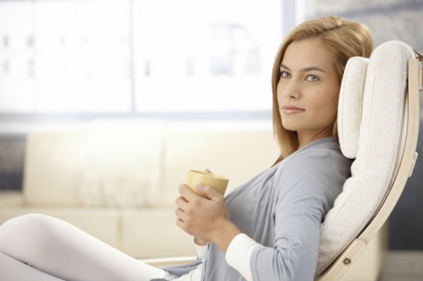 Frau liegt im Lounge Sessel