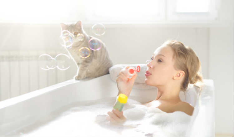 Frau entspannt in Badewanne