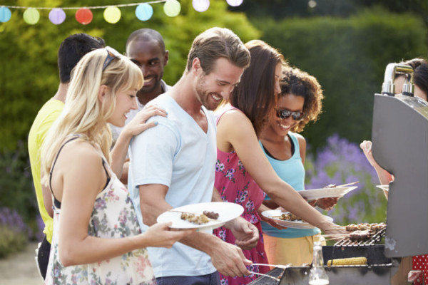 Freunde beim Grillabend