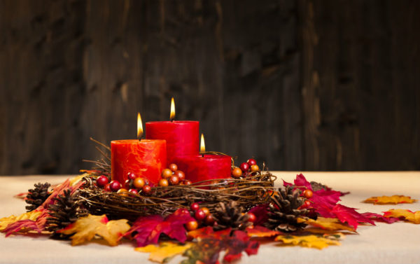 Herbst Kerzen dekoriert mit Naturmaterialien