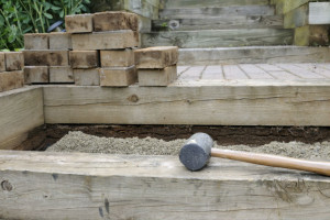 Steinboden oder Holzdielen? Die Wahl des passenden Terrassenboden