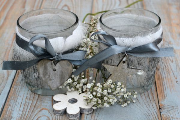 Kerzen im Glas dekorieren mit Blumen und Motiven aus altem Holz
