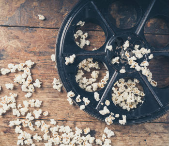 Filmrolle und Popcorn