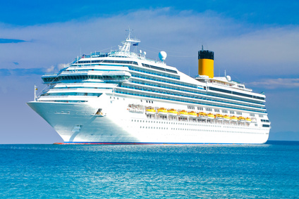 Großes Kreuzfahrtschiff im blauen Meer