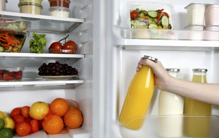 Kühlschrank mit frischen Lebensmitteln