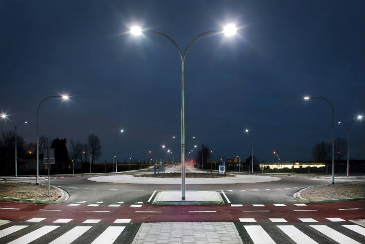 LED Straßenlaterne leuchtet abends