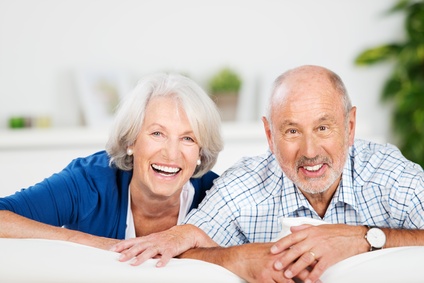 lächelndes älteres ehepaar in wohnung