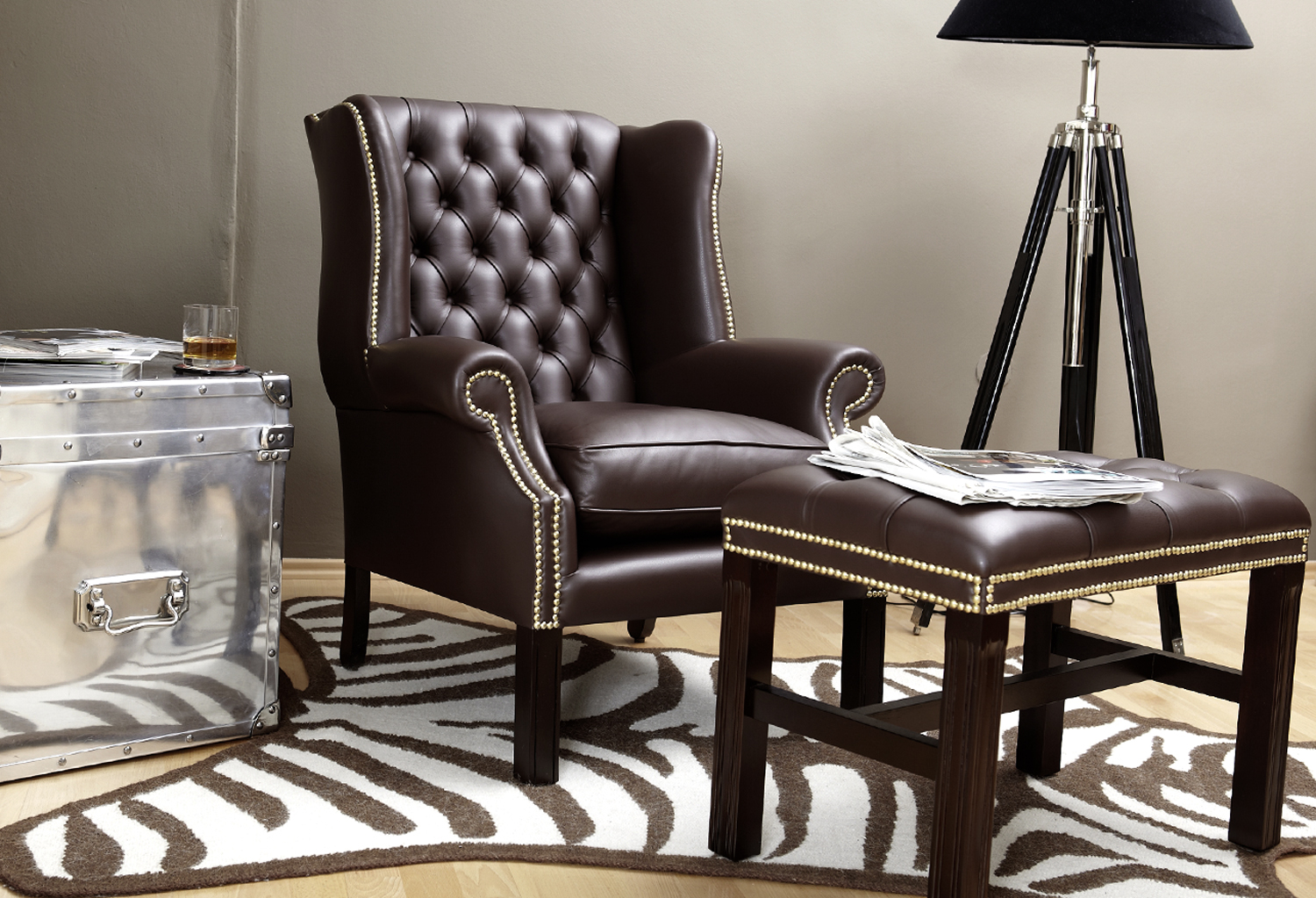 Chesterfield Sofa und Fußhocker