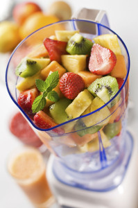 Mixer mit bunten Früchten