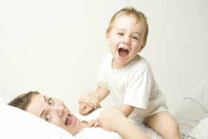 Mutter spielt mit ihrem Baby