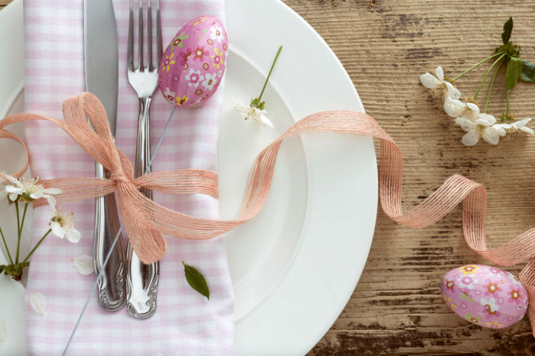 Osterbrunch Deko - Besteck und Geschirr mit rosa Osterdeko