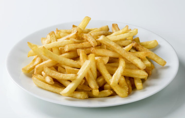 Pommes Frites liegen auf dem Teller