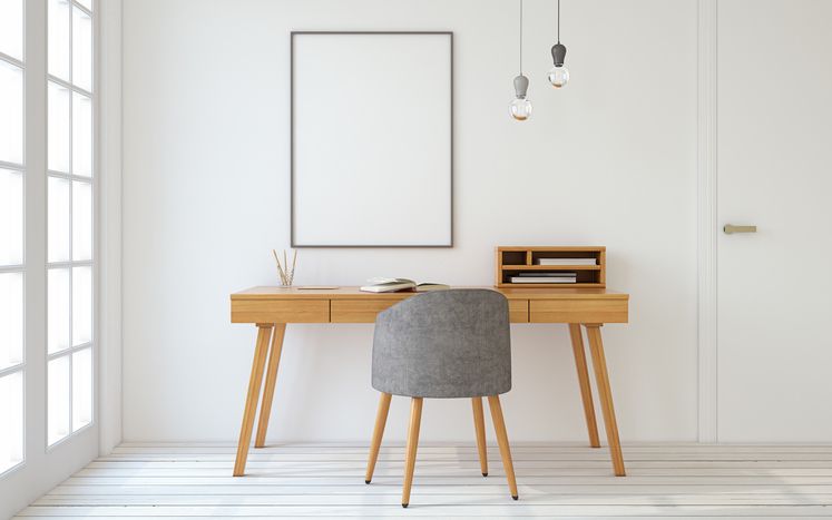 Raum mit Schreibtisch, Stuhl und Spiegel