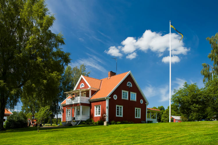 Rotes Schwedenhaus bei Sonnenschein