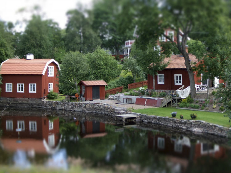 Schwedische Häuser an einem See