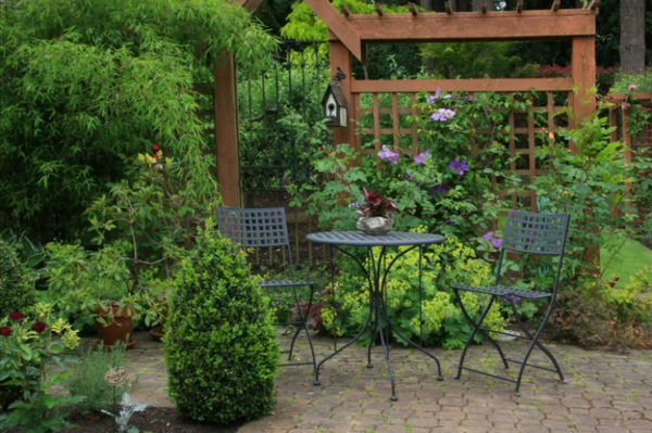 romantische Terrasse im Grünen