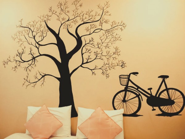 Baum und Fahrrad an Wand