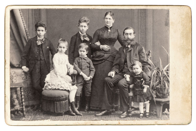 Schwarzweiß-Bild einer Familie um neunzehnhundert