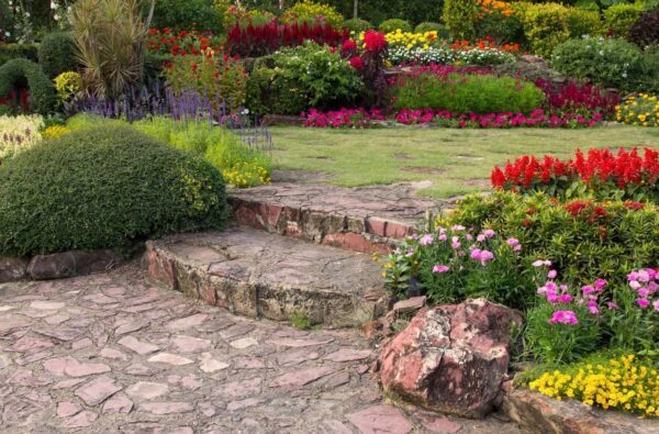 Garten mit Steintreppe und bunten Blumen