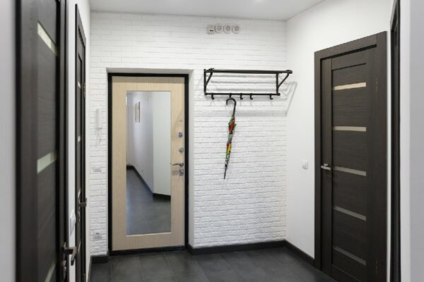 Ein Eingangsbereich mit Wohnungstür, hell beleuchtet