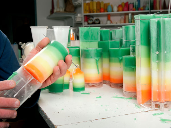 Handgemachte Kerzen werden produziert