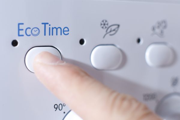 Knopf für den Energiespar-Waschgang an einer Waschmaschine
