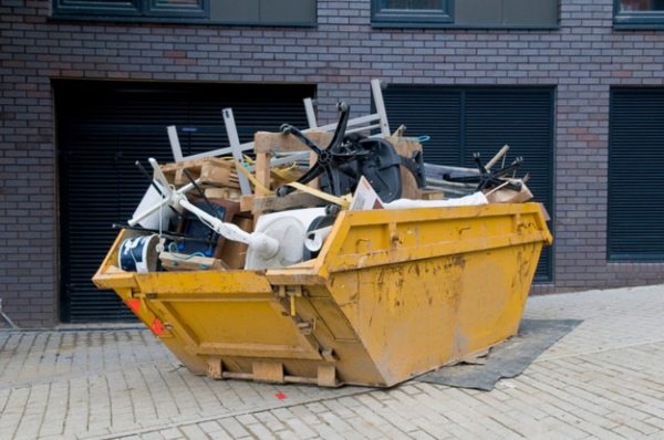 Müllcontainer samt alten Möbeln