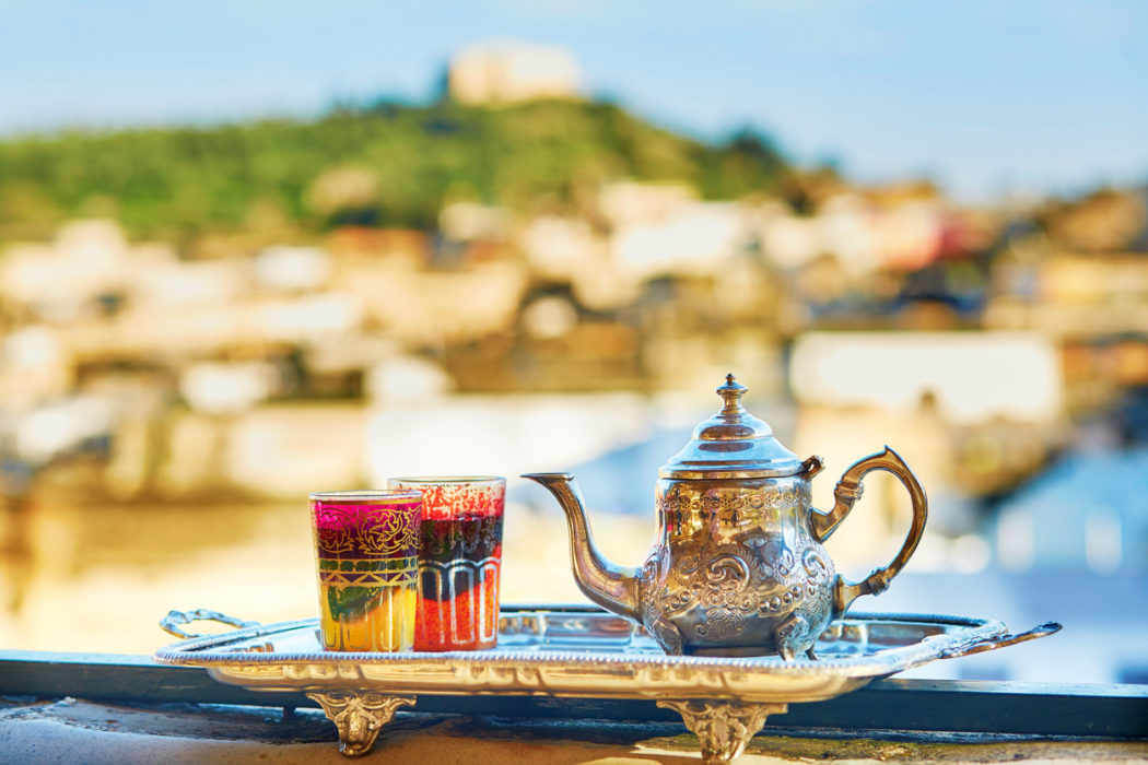 Nahaufnahme eines orientalischen Teeservice mit Marokko im Hintergrund