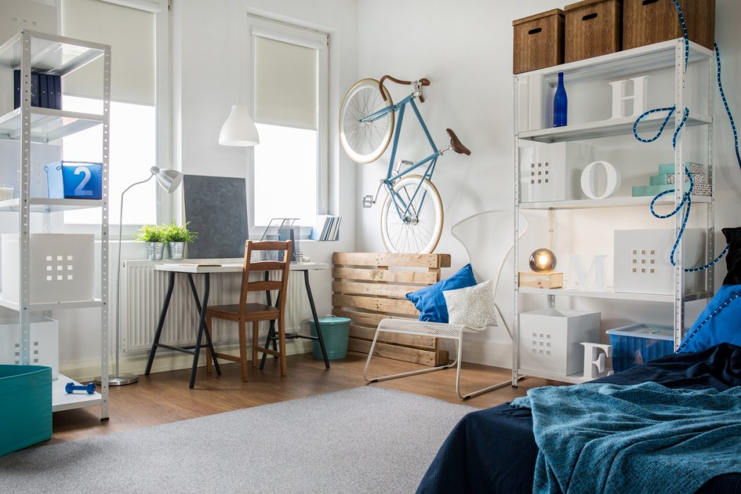 Kleines Zimmer mit kreativen Platzsparideen