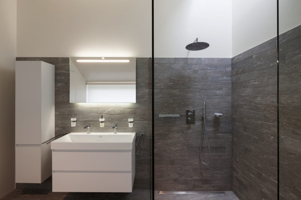 Modernes barrierefreies Badezimmer