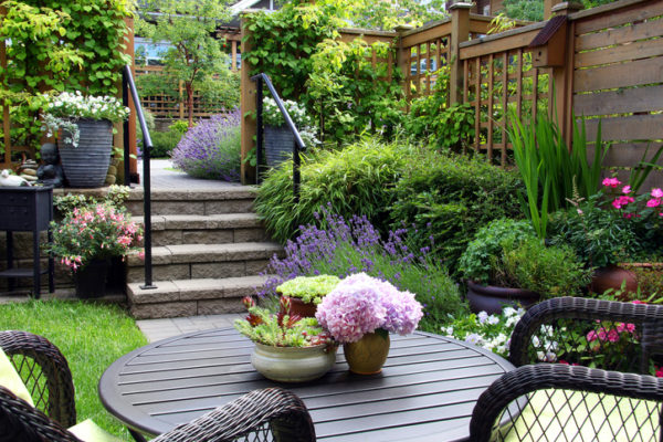 Garten mit Sitzecke und Pflanzenvielfalt