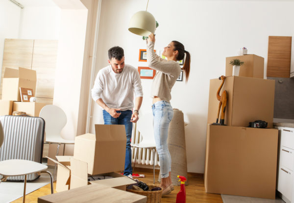 Pärchen zieht in die erste eigene Wohnung