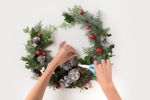 Weihnachtskranz an dem gebastelt wird