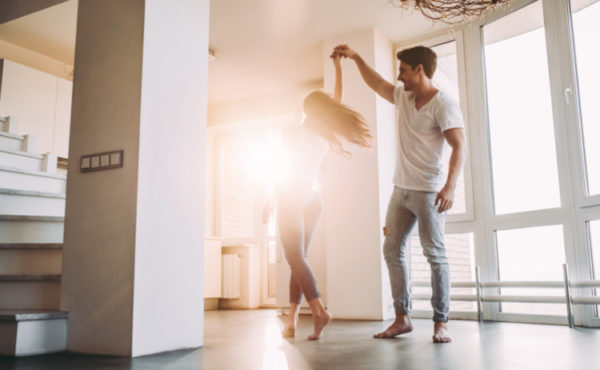 Ein Paar welches in Ihrer neuen Wohnung tanzt