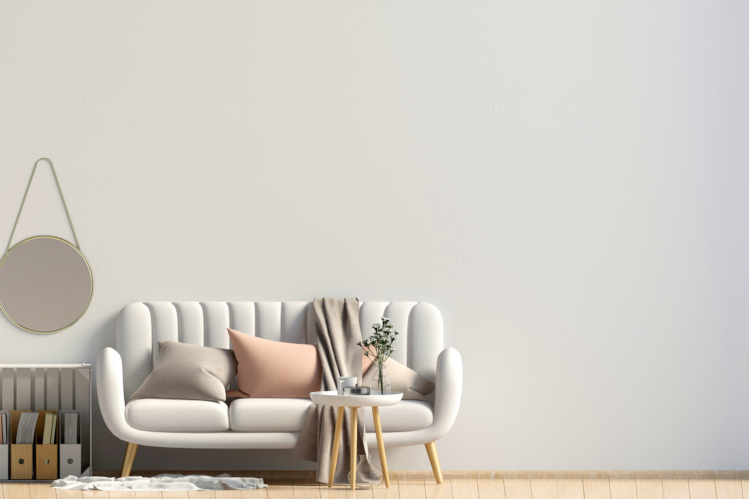 Helles Sofa im Wohnzimmer