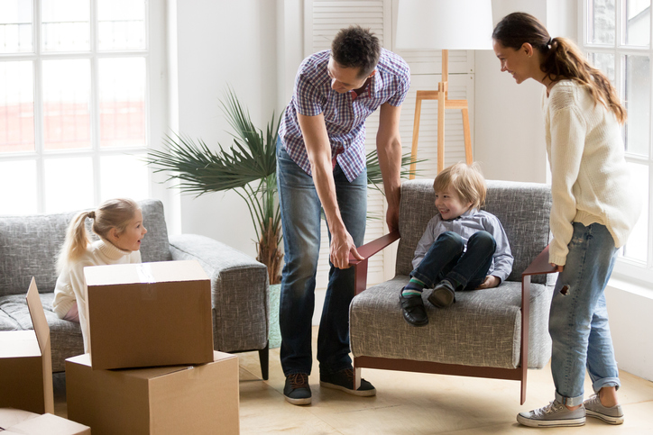 Familie entpackt Möbel