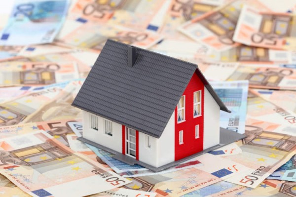 Modellhaus steht auf Geldscheinen